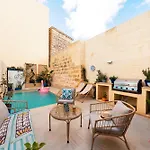 Eco-friendly Townhouse With Private Pool In Сasa de vacaciones